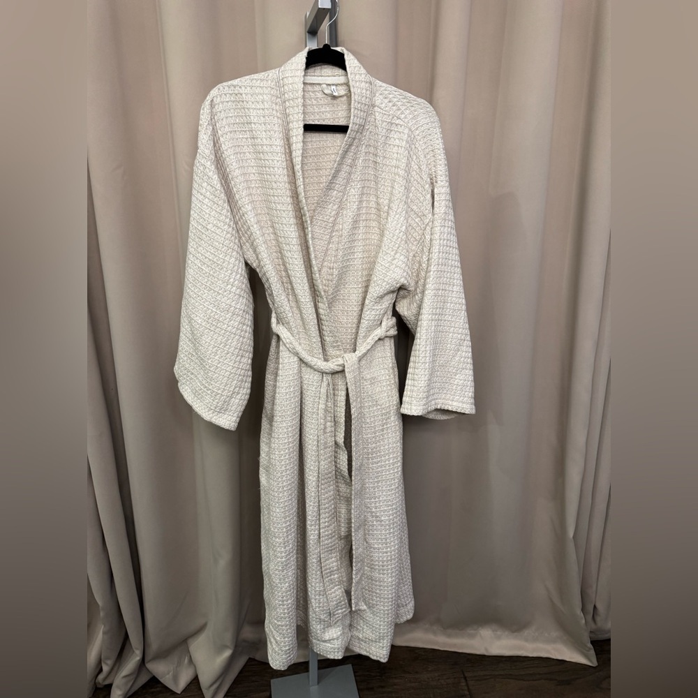 Nordstrom brand robe, new without tag